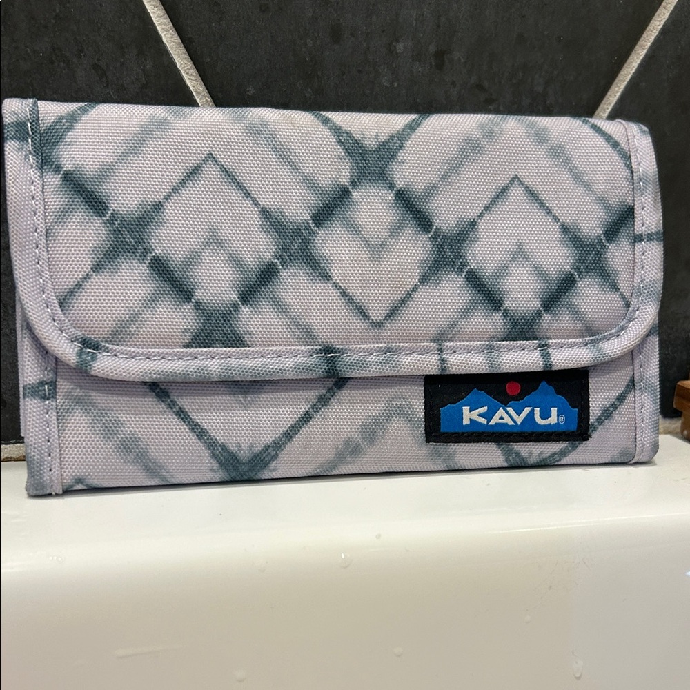KAVU Diamond Pattern Wallet in Gray and White